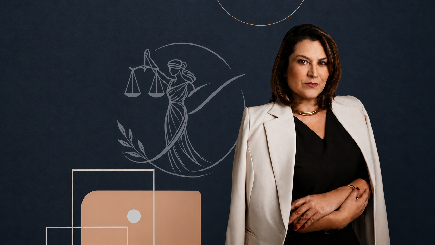 Karin Rost de blazer claro, braços cruzados, diante de um fundo azul-marinho com a silhueta da Justiça.